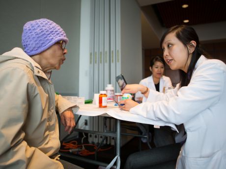 student pharmacist counsels patient